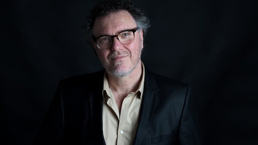 Jan Henk de Groot werkt mee aan het verjaardagsfeest van de Stormvogel.