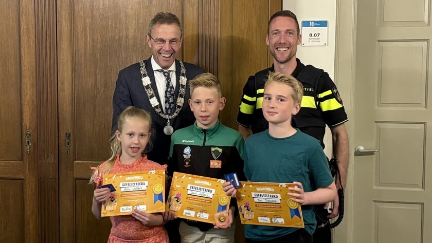 Vanaf links Milou Wolters, burgemeester Henk Jan Bolding, Joeri Wolters, digitaal wijkagent Ruben Meijer en Tom Stiekema.