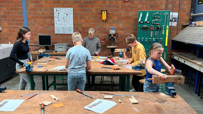 Basisschoolleerlingen werken bij Terra aan een bureaulamp. 