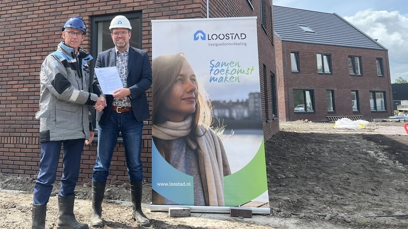 Eltjo Dijkhuis en Henk Driessen zijn blij met de verlenging van de samenwerking (foto Gemeente Het Hogeland).