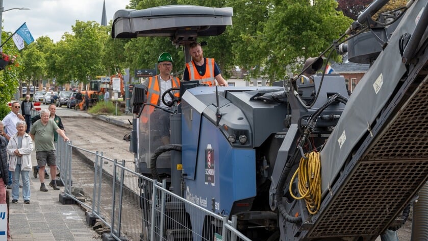 Stefan van Keijzerswaard geeft het officiële startsein op de asfaltfrees.