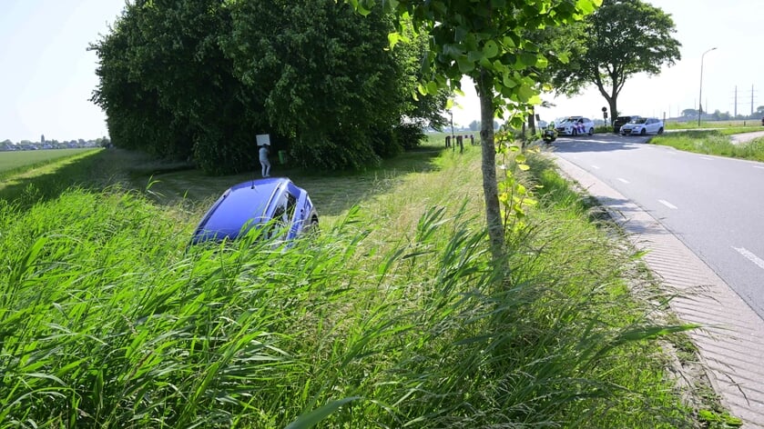 De auto schoot een flink eind door om in een sloot tot stilstand te komen (foto NoorderNieuws).
