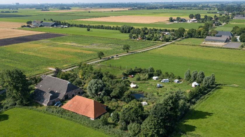 Het natuurkampeerterrein van De Rode Kapschuur in Ellerhuizen. 