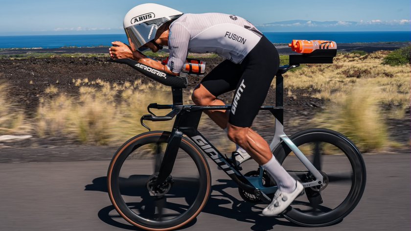 Tristan Olij uit Winkel valt uit door zeewater en misselijkheid na ‘brute strijd’ tijdens Ironman Hawaii