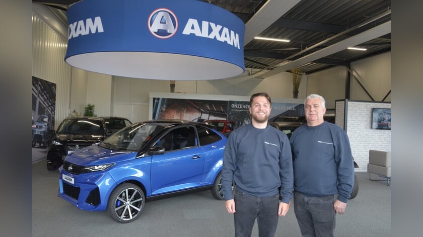 Dion en Toon de Man van TDM Brommobielen in Stadskanaal  heten iedereen welkom tijdens de heropeningsshow.