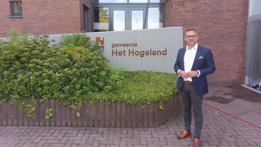 Wethouder Stefan van Keijzerswaard bij het gemeentehuis in Winsum.