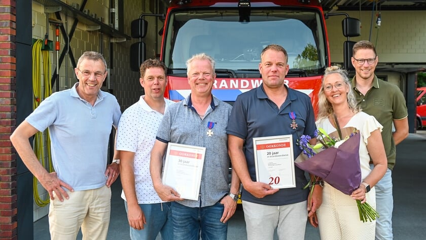 De jubilarissen (midden) met links burgemeester Henk Jan Bolding.