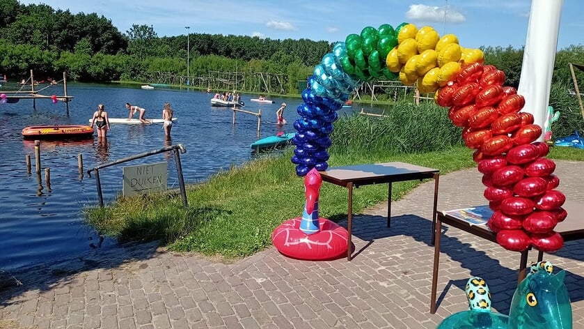 De ijsbaan in Stedum, omgetoverd tot zomers waterparadijs.