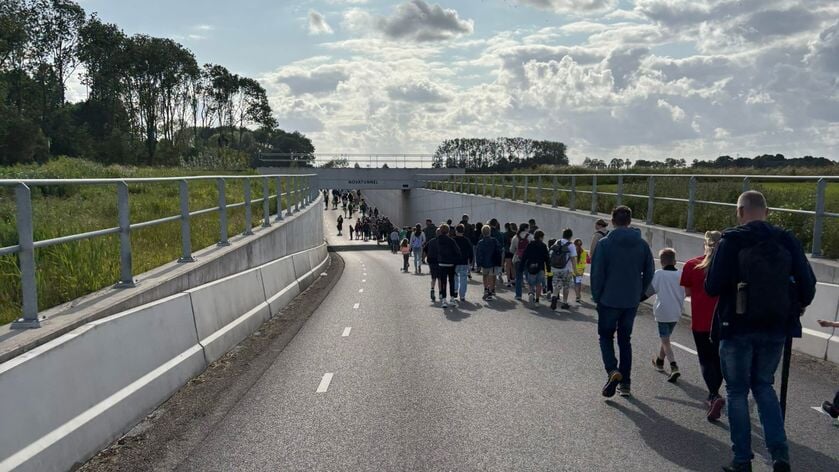 Deelnemers aan de vierdaagse liepen onder andere door de Novatunnel. 