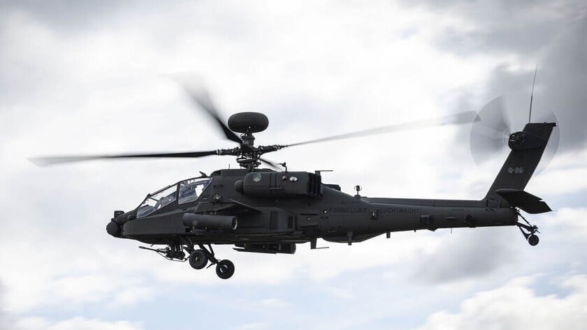 Training Apache-gevechtshelikopters boven De Peel