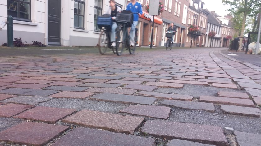 Herstel kasseien in Rechterstraat Boxtel laat op zich wachten