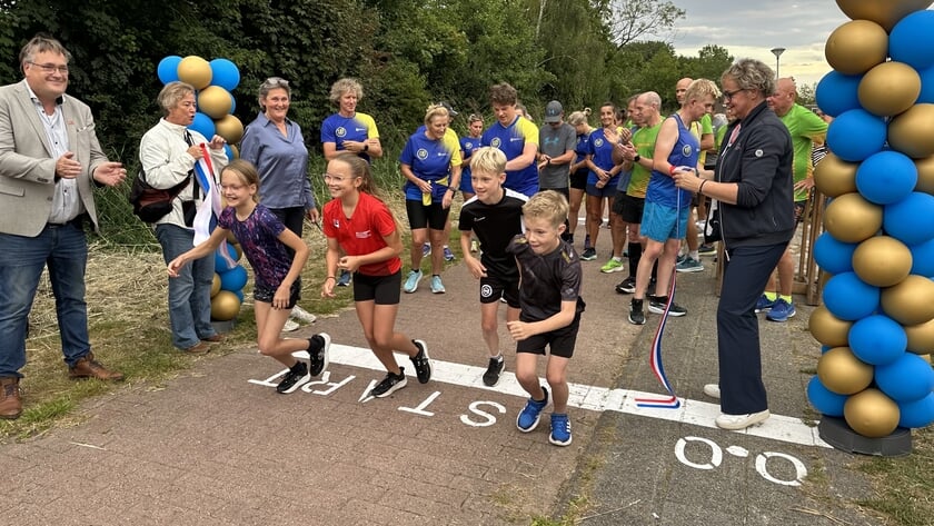Na de officiële opening werd meteen een gedeelte van het Beemer 4 mijl parcours gezamenlijk afgelegd.