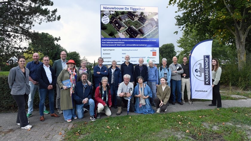 De vele belangstellenden voor de Tiggelhof, met wethouder Eltjo Dijkhuis.