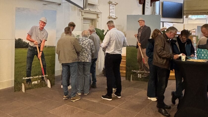 De inloopbijeenkomst in de Bedumer kerk trok ruim 200 bezoekers.