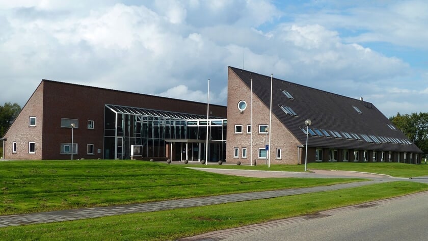 De bibliotheek van Leens is ondergebracht in het oude gemeentehuis van De Marne.