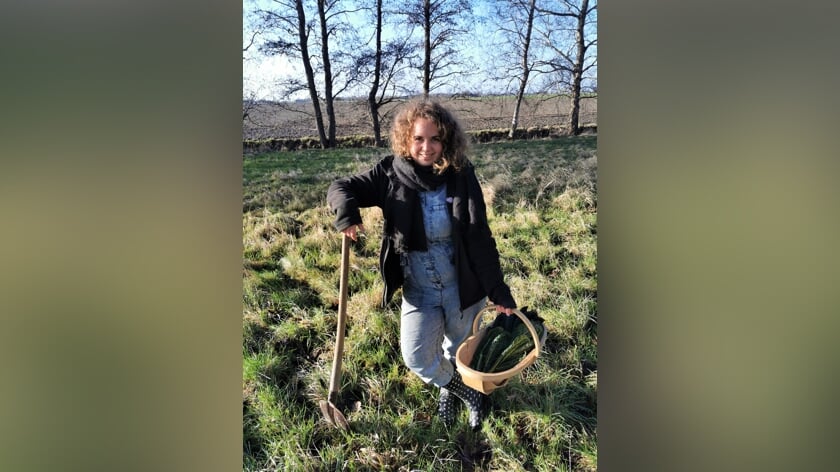 Sanne Meijer verbouwt Groninger gewassen in haar volkstuin in Roodeschool.