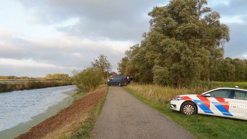 Het lichaam van de vermiste vrouw werd aangetroffen in het water bij de Trekweg bij Zuurdijk. Foto: Persbureau Meter / DuoFocus