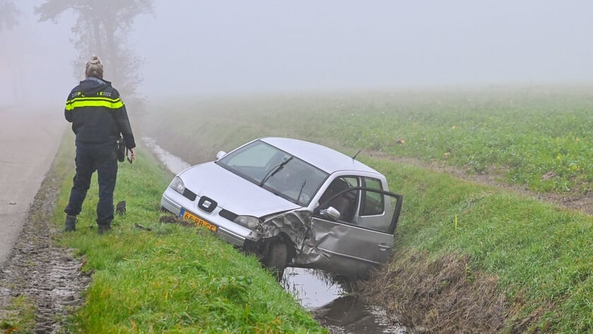 De  auto raakte flink beschadigd en belandde na de botsing in de sloot (foto NoorderNieuws).
