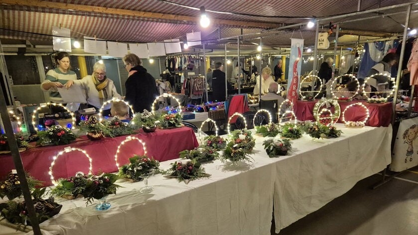 De standhouders pakten weer flink uit op de kerstmarkt.