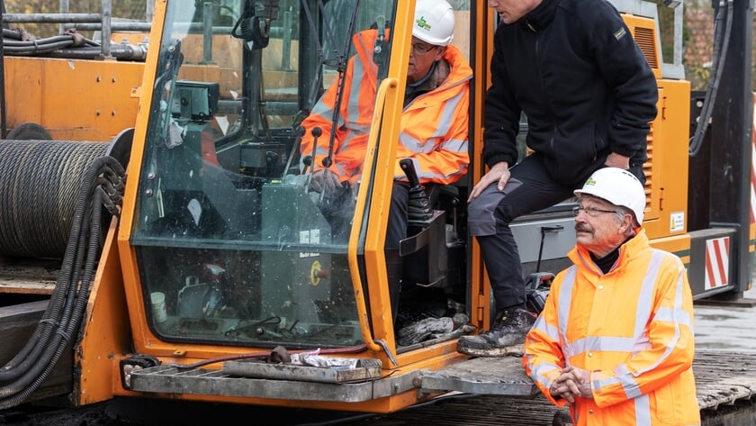 Wethouder Jan Menninga (rechts) en Pieter Berend Slager van vv Stedum gaven het startsein voor de bouw.
