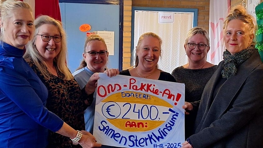 De overhandiging van de cheque met vanaf links Trea Funk, Tea de Vries, Wendy Koeneman, Marlieke Wieringa, Harma Wolterman, Ingrid Nederhoed