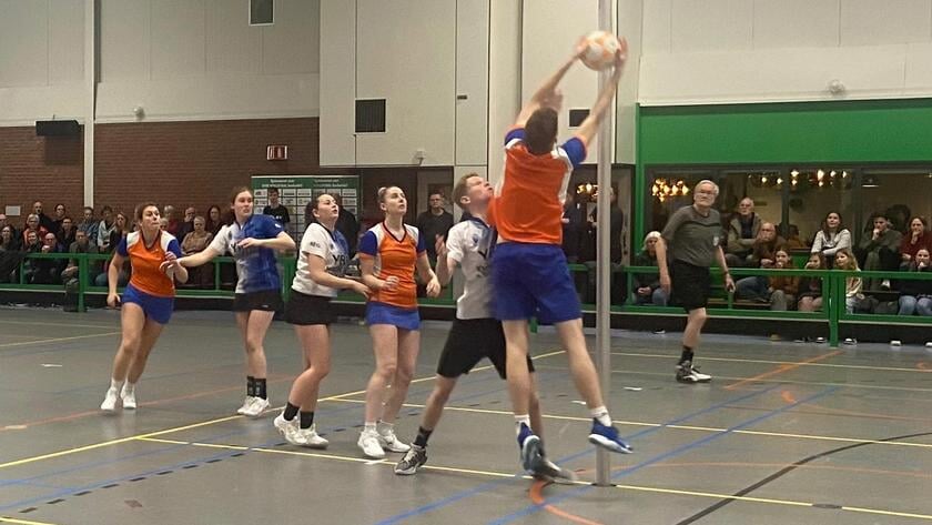 Tycho Schuuring pakt de rebound, terwijl Aniek Schram en Lynn van der Kroft toekijken. 
