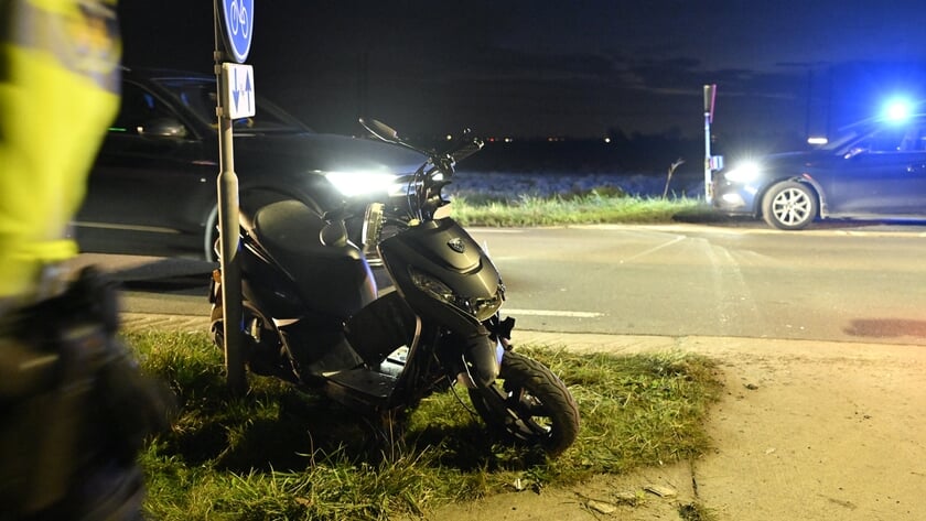 Een scooterrijder kwam in botsing met een personenauto (foto NoorderNieuws).