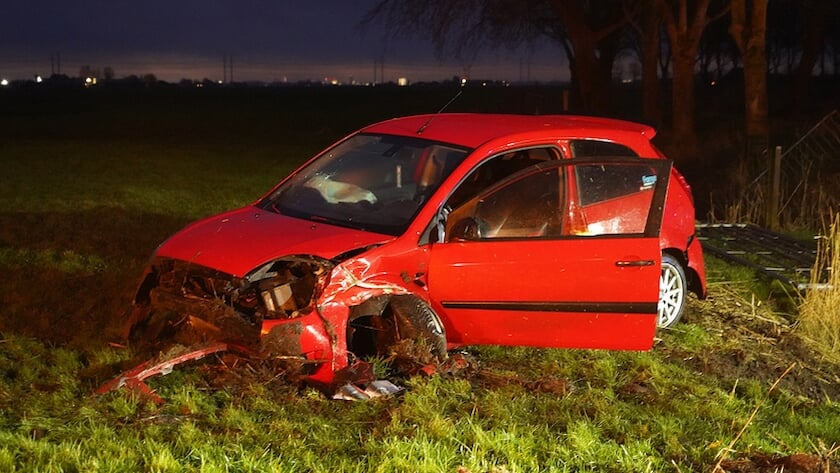 De auto raakte zwaar beschadigd (foto Johan Wildeboer).
