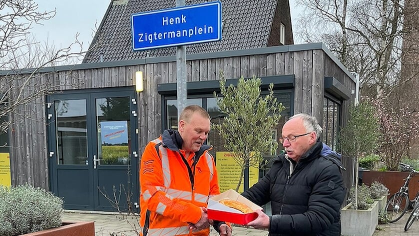 Het straatnaambord is teruggeplaatst. Geert Jan Reinders bedankt Kornelus Niehof met een kerstkrans. 