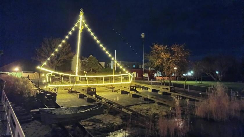De wandeling voerde door het sfeervol verlichte Winsum. 