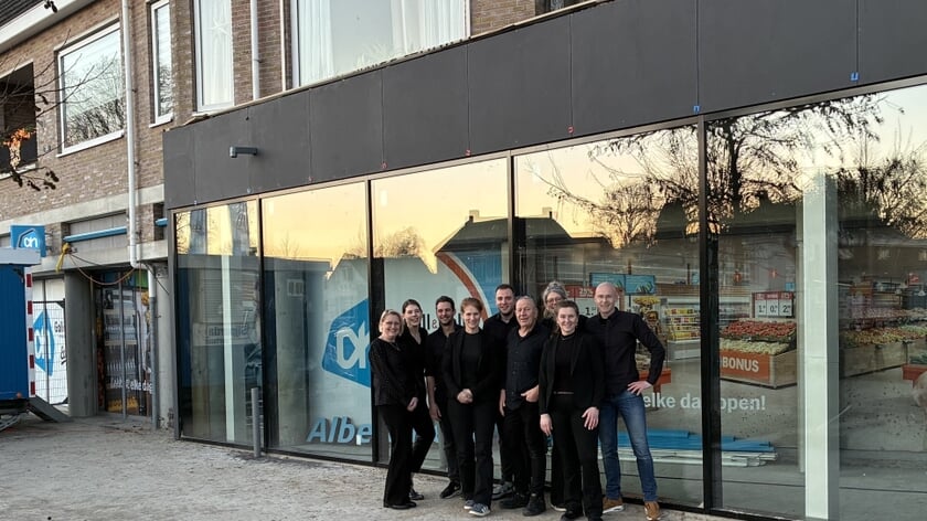 De medewerkers van de Albert Heijn in Winsum kunnen niet wachten om in de nieuwe winkel aan de slag te gaan.