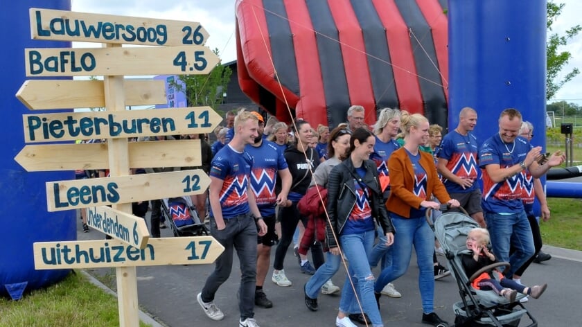 Wandelaars tijdens 'Hogeland loopt voor Geluk' in 2022.