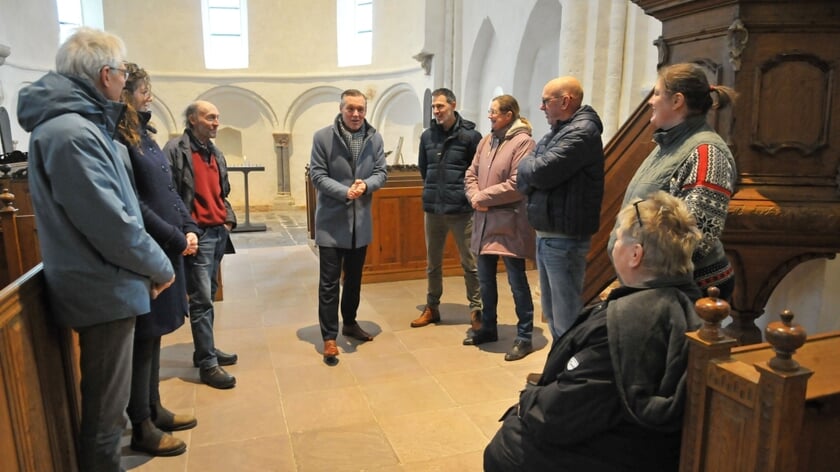 Burgemeester Hans Broekhuizen in gesprek met inwoners van Oldenzijl. 