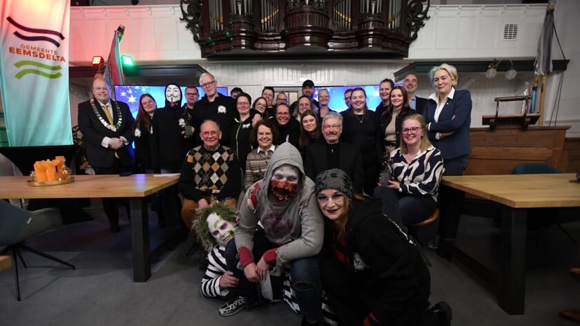 De prijswinnaars met een delegatie van het college van burgemeester en wethouders.