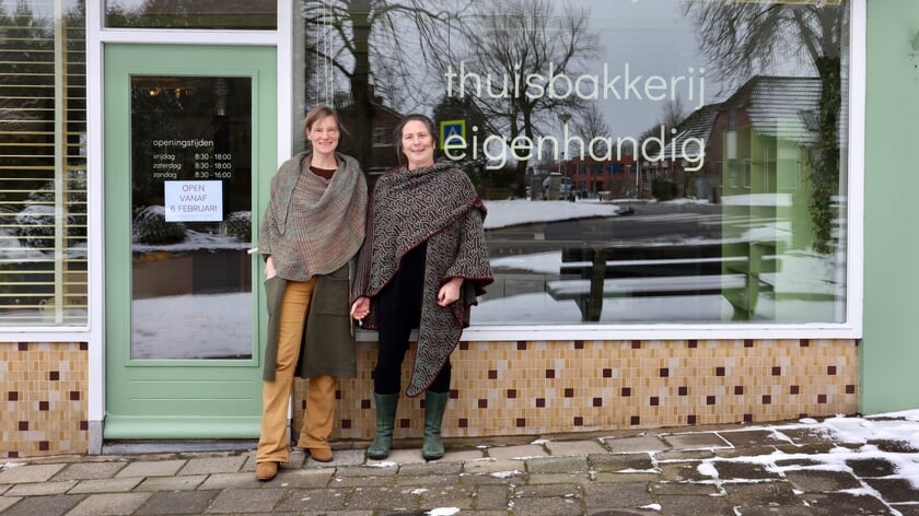 Mirjam Medema en Rebekka Visser, de dames van thuisbakkerij eigenhandig.