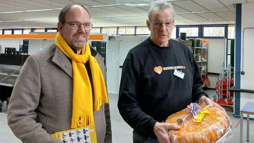 Eltjo Dijkhuis heeft de kaas overhandigd aan Jan Hink.