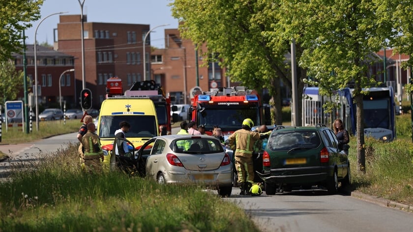 Kop-staartbotsing met vier auto’s op Laan van Nootdorp