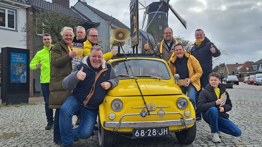 Een delegatie van GemeenteBelangen Het Hogeland in het centrum van Winsum. 