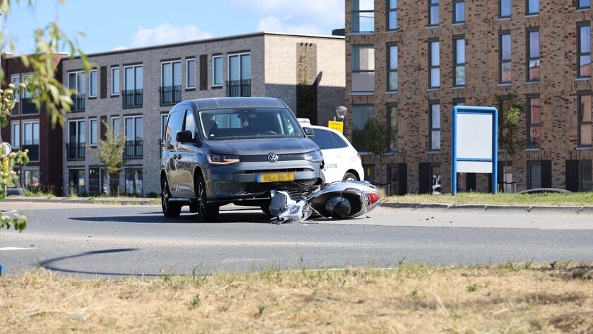 Aanrijding tussen auto en scooter op rotonde