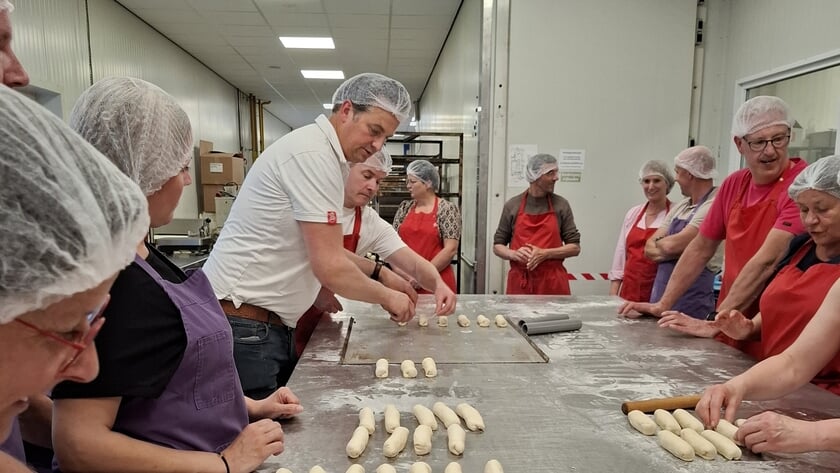 Leerzaam, leuk en lekker: ondernemers bakken worstenbroodjes bij Bakkerij Bekkers