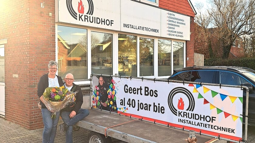 Geert Bos en zijn vrouw bij de bijzondere aanhanger.