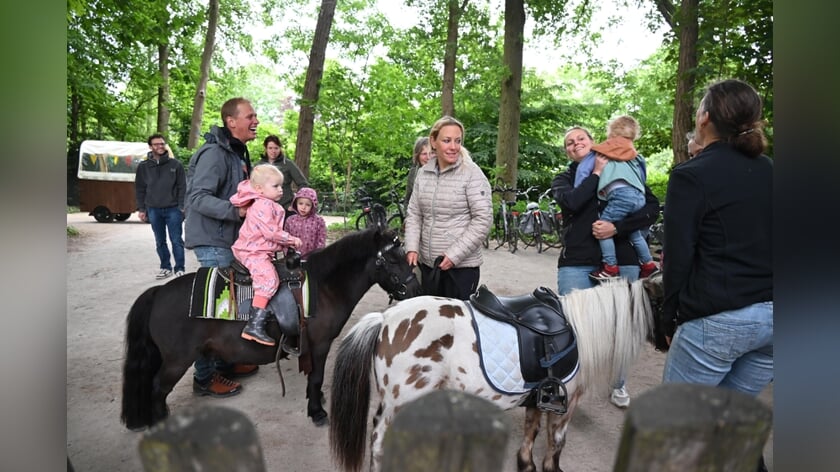 Gezellige drukte op open dag kinderboerderij