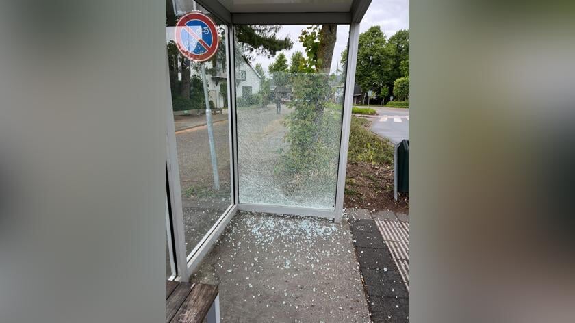 Bushokje Hertog Hendrikstraat deels vernield