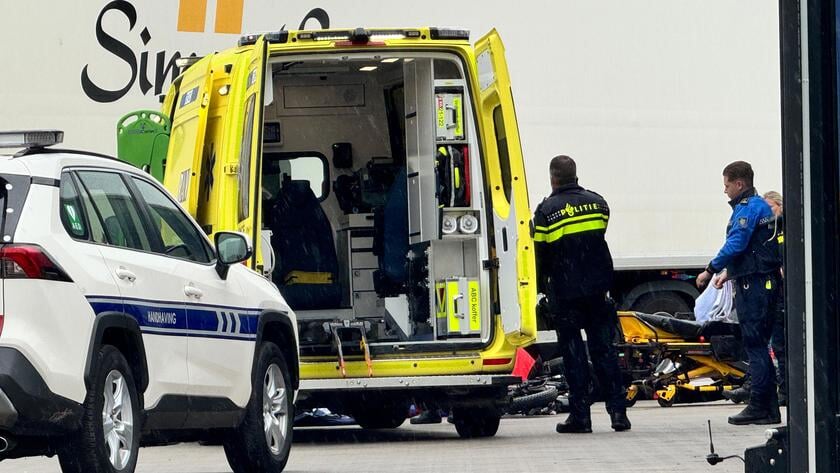 Fiets botst op vrachtwagen, bestuurder gewond