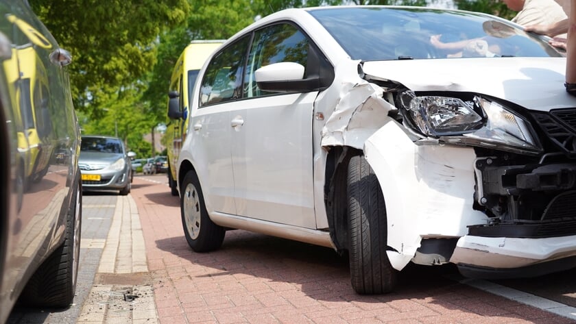 Automobilist botst tegen geparkeerde auto