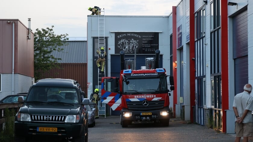 Brand bij motorzaak: snelle inzet voorkomt erger