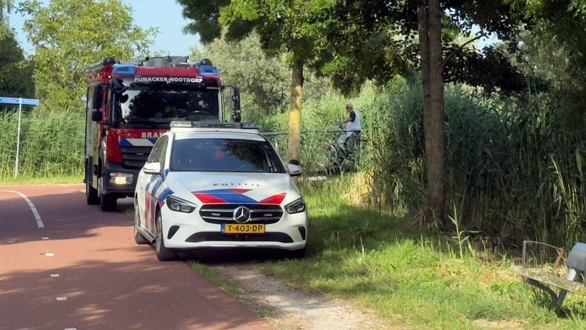 Kleding langs sloot zorgt voor onrust
