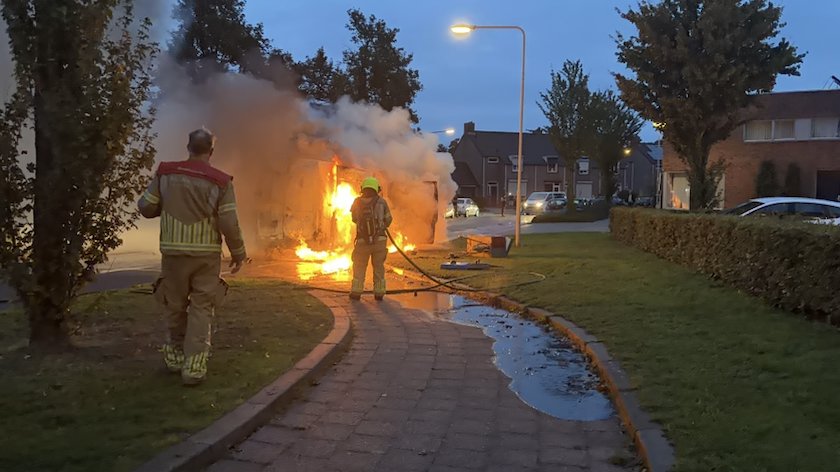 Bestelbus volledig uitgebrand op Christoffelkruid