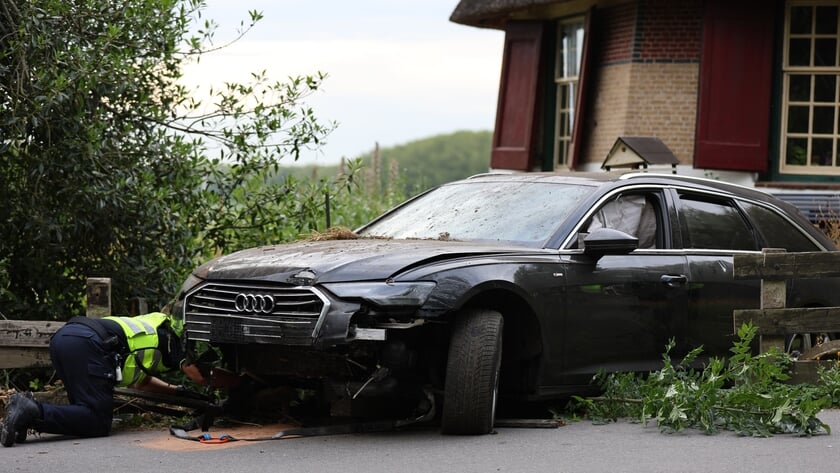 Automobilist crasht in tuin van halve molen