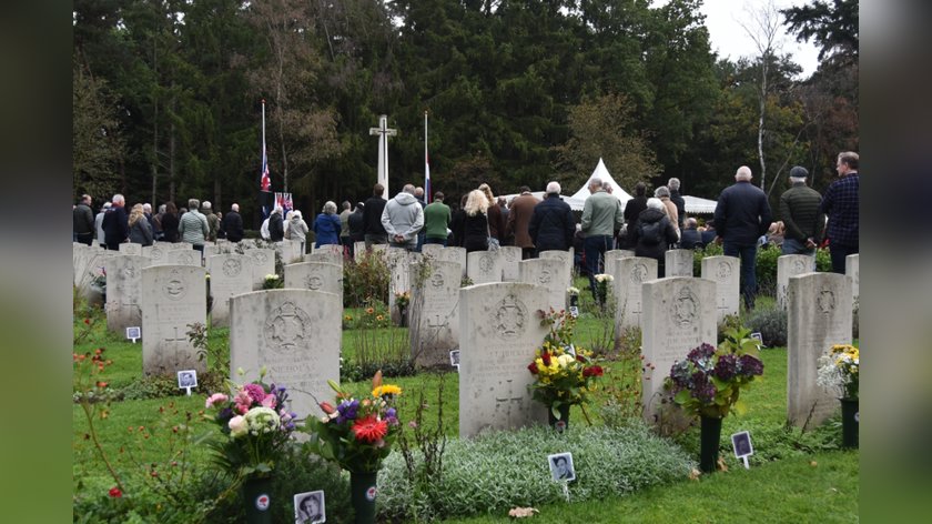 Herdenking op Engels kerkhof